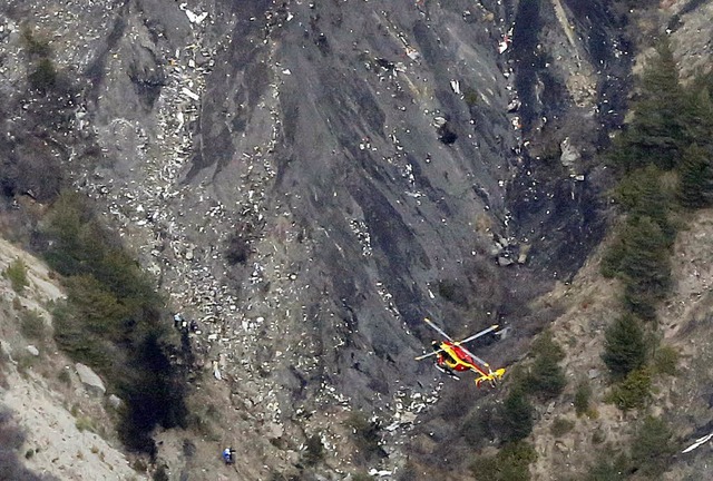 Der Unfallort in den franzsischen Alp...berst von unzhligen Trmmerteilen.    | Foto: dpa