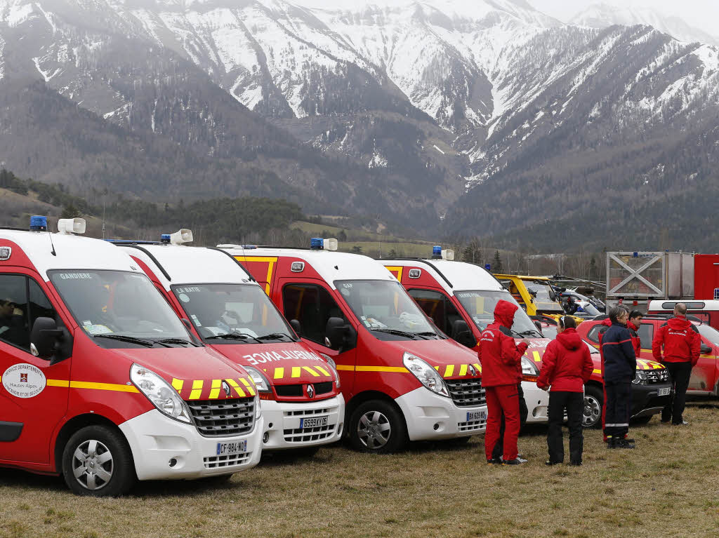 Mehr als 300 Polizisten und 380 Feuerwehrleute sind vor Ort im Einsatz.