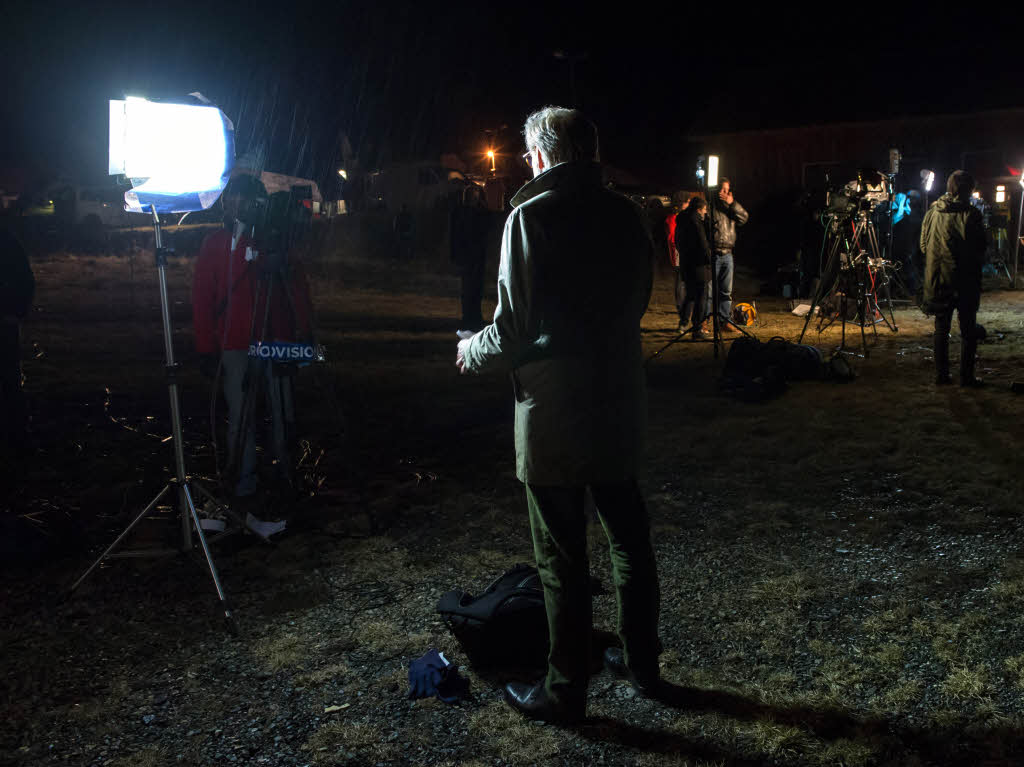 TV-Journalisten berichten  in Live-Schalten nahe des Lagezentrum in Seyne les Alpes.