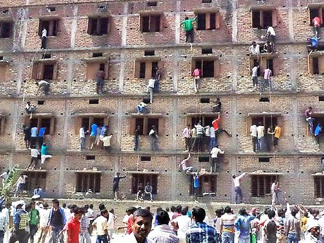 Tatkrftig untersttzten Eltern die Schler beim Examen.  | Foto: Cen (AP)