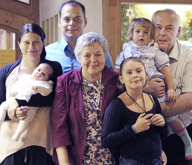 Generationenfoto der Familie Kunz: Hin...unz, in der Mitte Chefin Martha Kunz.   | Foto: Privat