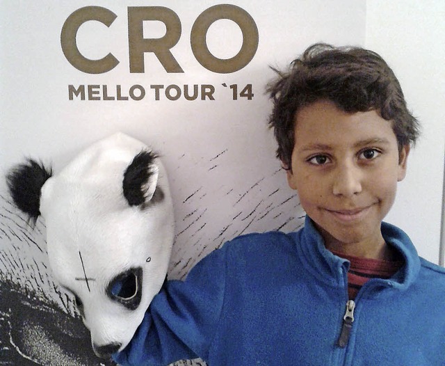 Cro-Fan Yonas Bizuneh vor einem Tour-Poster mit Pandamaske   | Foto: Privat