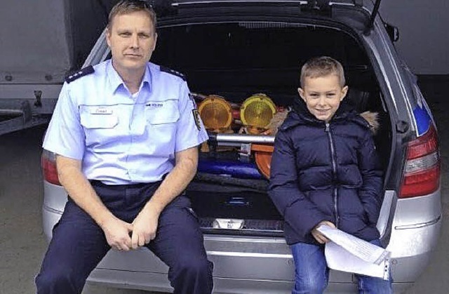 Zisch-Reporter Nicolas Rehmann durfte ...m Kofferraum des Polizeiautos lehnen.   | Foto: Privat