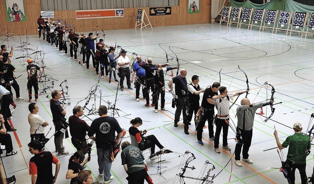 In Reih und Glied: Rund 300 Bogensport...er Stadthalle um Titel und Medaillen.   | Foto: Jrgen Schweizer