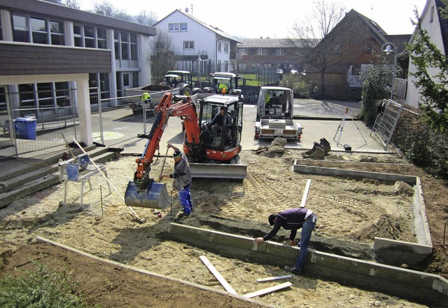 Saniert und teilweise umgestaltet wird derzeit der Schulhof in Nordweil.  | Foto: Reiner Merz