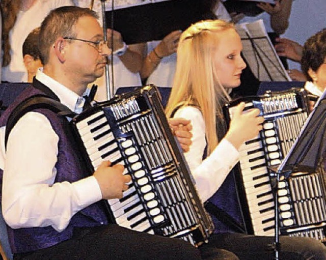 70 Akkordeons und Begleitinstrumente w...zert des Harmonikaorchesters Kandern.   | Foto: W. Bronner