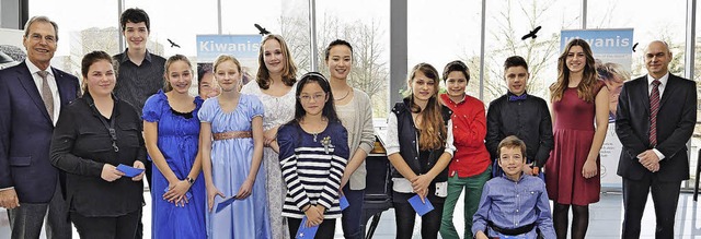 Die jungen  Musizierenden, hier umrahm... der Musikschule, Markus Raus (rechts)  | Foto: daniel Godde