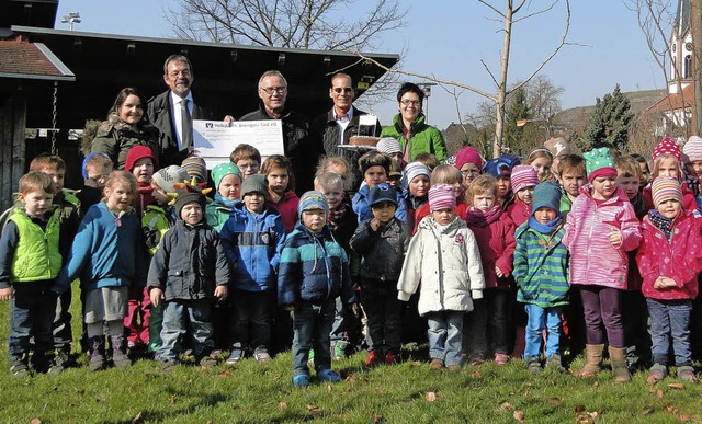 Die Kinder des Kindergartens Hinterhf...vom Gewerbeverein (hinten, von links).  | Foto: Elisabeth Saller