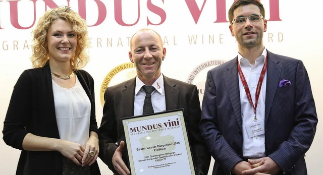 Wolfgang Schupp (Mitte), Kellermeister...ionalen Weinmesse Pro Wein berreicht.  | Foto: Privat