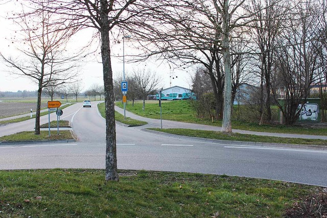 Der Rewe-Markt  soll ans sdstliche E...ch dem Kreisverkehr (Bildvordergrund).  | Foto: Mario Schneberg