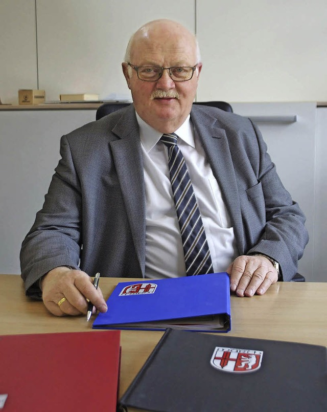 Marchs Brgermeister Josef Hgele an s...angestammten Arbeitsplatz im Rathaus.   | Foto: Frietsch, reich, steckmeister,  Schneberg