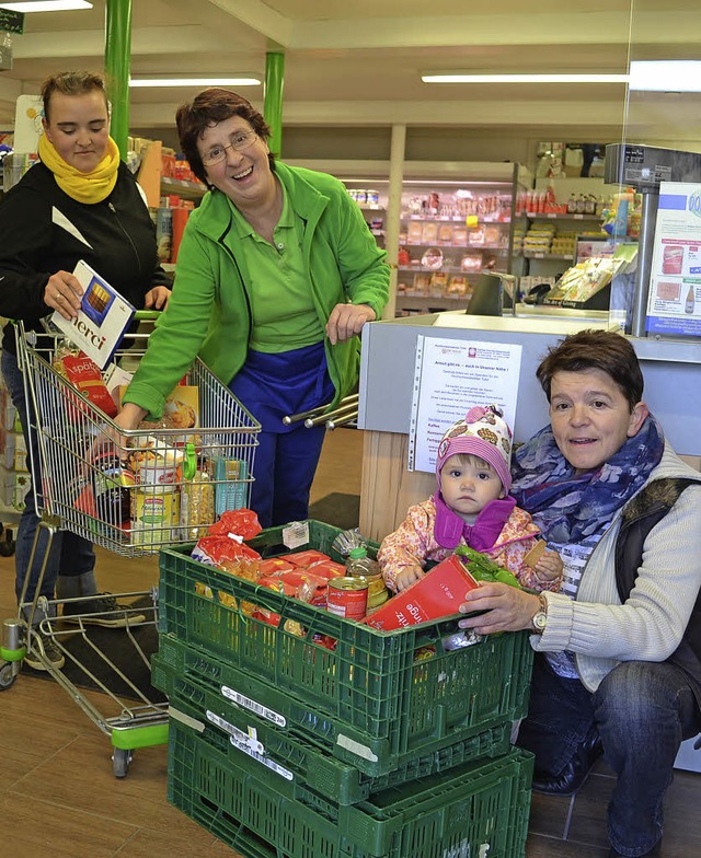 Im Dorfladen in Rtenbach packen Alt u...ende  fr den Tafelladen in Neustadt.   | Foto: Liane Schilling