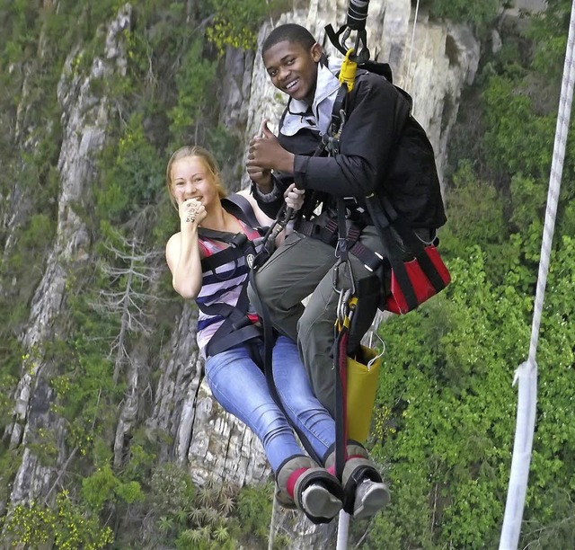 Die Daumen sind oben: Lioba glcklich ...rem Bungeesprung aus 216 Metern  Hhe.  | Foto: zvg