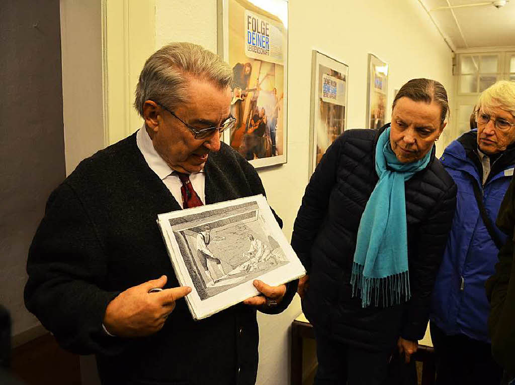 Jost Baier in der Firmerie, in der Hand ein Bild, das Kaspar Hauser zeigen soll, wie er im Verleis hauste