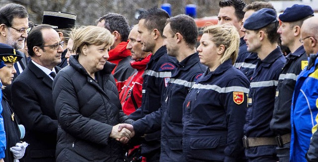 Zuspruch fr eine harte Aufgabe: Rajoy, Hollande und Merkel  (v.l.) in Seyne  | Foto: AFP