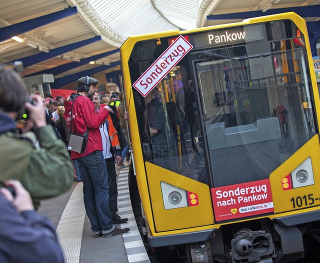 Der Zug mit dem korrekt geschriebenen Fahrtziel  | Foto: dpa