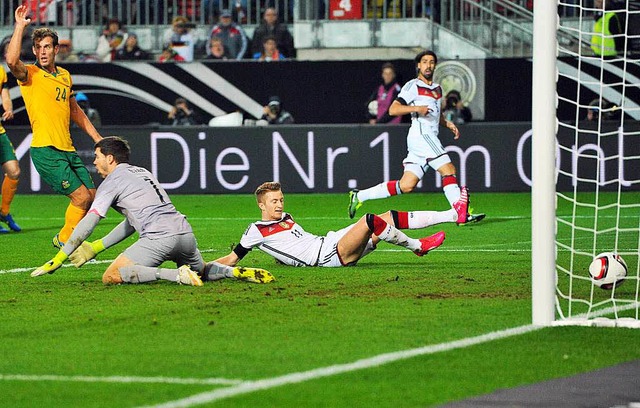 Augen zu und rein damit: Marco Reus (M... Ryan an den Ball und erzielt das 1:0.  | Foto: dpa