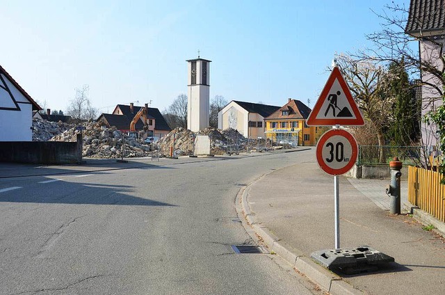 Achtung Bauarbeiten: Fr das Baugebiet...Dorfmitte ein ganzes Areal abgerissen.  | Foto: sigrid umiger