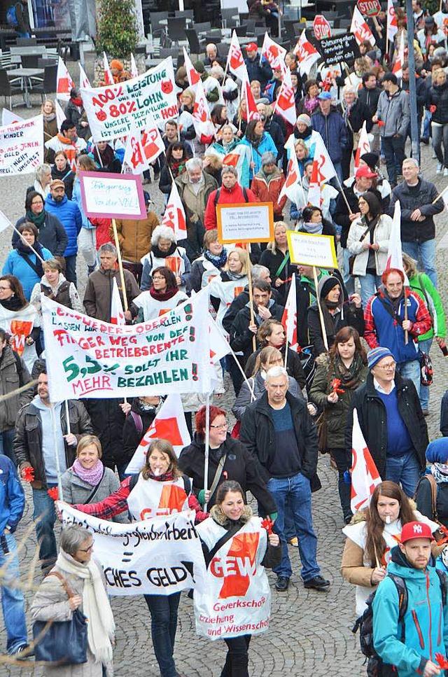 Rund 300 Streikende zogen durch die Emmendinger Innenstadt.  | Foto: Gerhard Walser