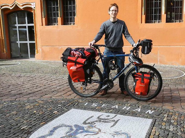 Andreas Blum will mit seinem Fahrrad i... dem Freiburger Rathaus zu sehen ist.   | Foto: Privat