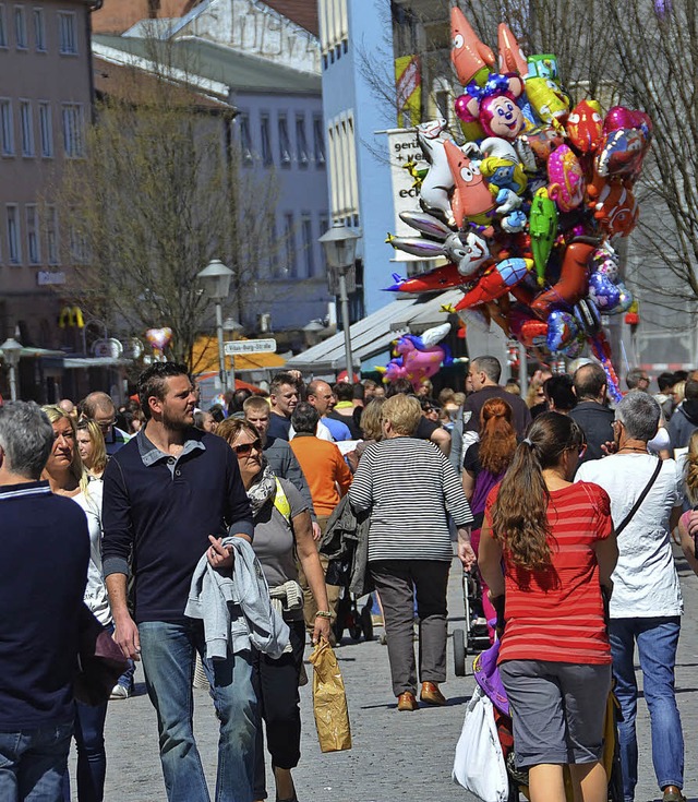 Fr die Kinder werden wohl die Luftbal...kte des verkaufsoffenen Sonntags sein.  | Foto: Helmut Seller