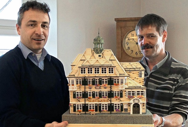 Pulina berrreicht Feser sein Modell d...Rathauses. gebastelt aus Steichhlzern  | Foto: Privat