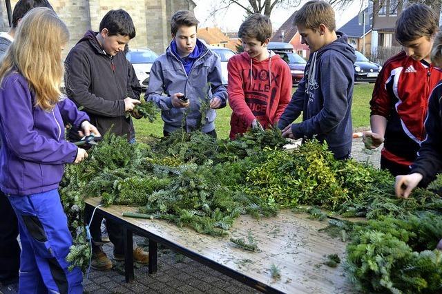 Jugendliche engagieren sich beim Palmenbasteln