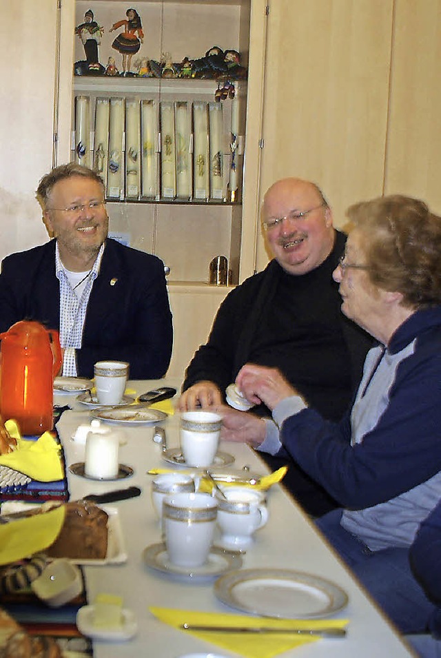 Nette Gesprche entwickelten sich beim Coffee-Stop im Bonndorfer Pfarrhaus.   | Foto: SCHLE