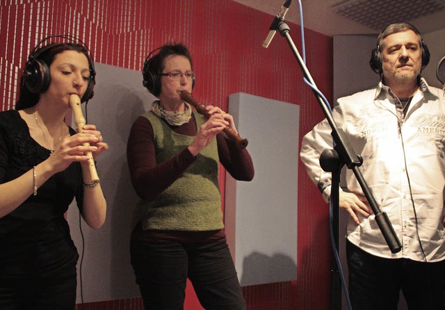 Patrizia Pauciello, Anne Kalmbach und Gnter Butz (von links) im Tonstudio  | Foto: Jrn Kerckhoff
