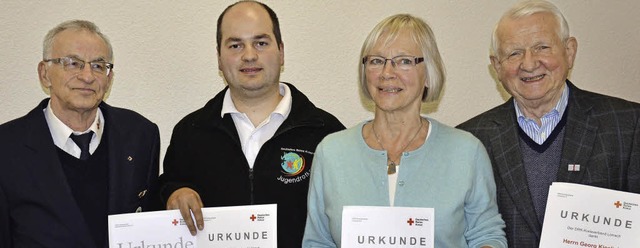 DRK-Ortsvereins-Vorsitzender Hans Ruf ...Jahre) und Georg Kieslich (15 Jahre).   | Foto: Georg Diehl