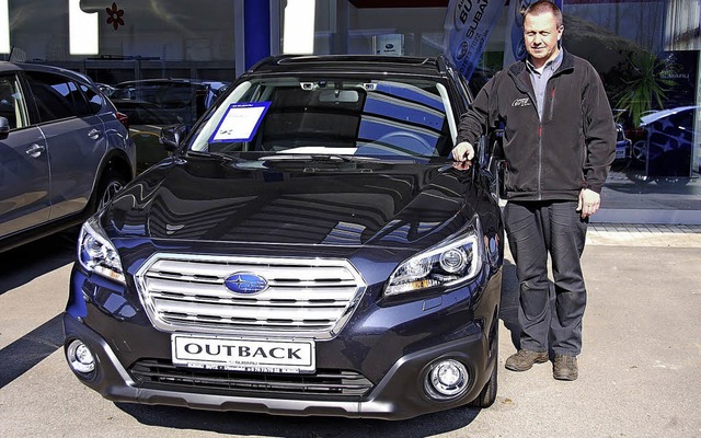 Martin Butz zeigt den neuen Subaru Outback.  | Foto: edi