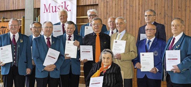 Geehrt wurden unter anderem (von links... Seiler (40) und  Max Grafmller (60)   | Foto: Eberhard Jobst