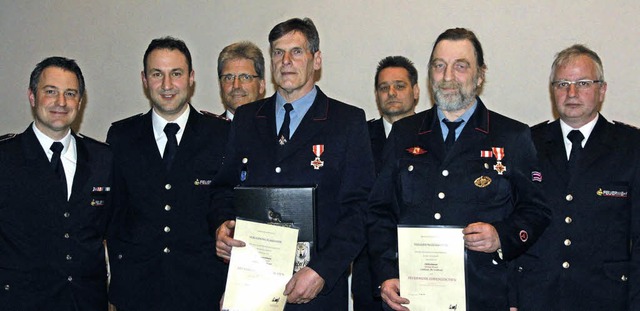 Ehrungen fr 40 Jahre Feuerwehrdienst ...Kaiser (40 Jahre) und Rolf Lupberger.   | Foto: Frowalt Janzer