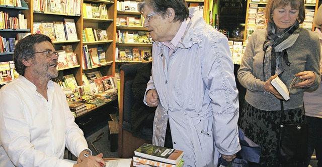 Autor Thomas Erle plaudert mit Leserinnen.  | Foto: Privat