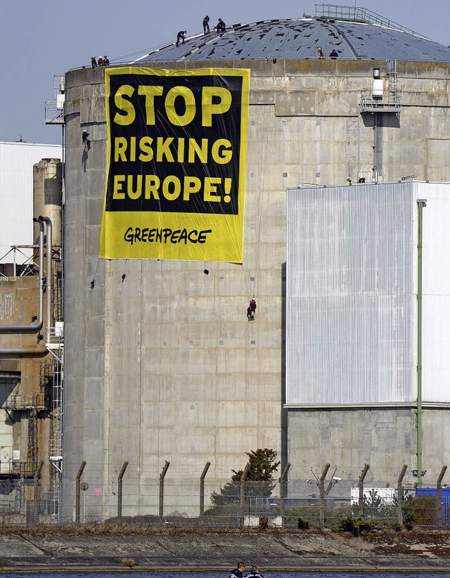 Viele Brger aus der Region fordern die Abschaltung des AKW Fessenheim.  | Foto: dpa