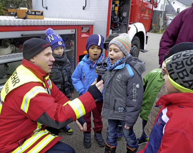 Kinder des St. Gallus-Kindergartens be...n die Feuerwehr, links Enrico Leipzig.  | Foto: ZVG