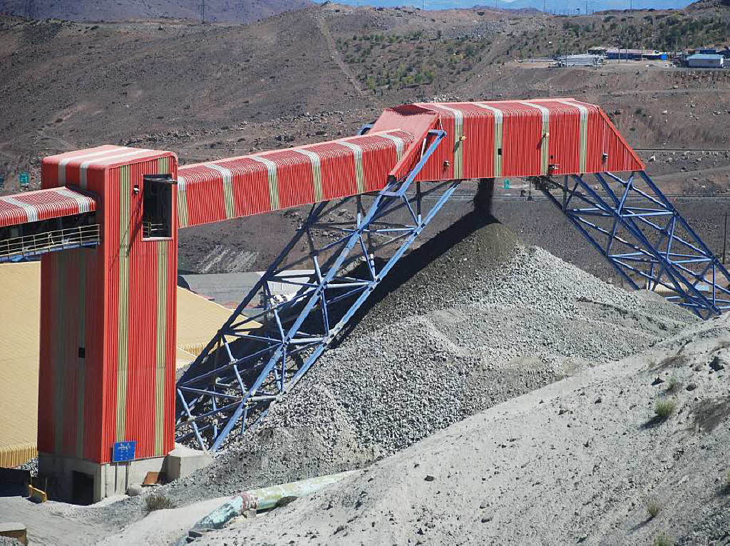 Riesige Anlagen kennzeichnen die Kupfermine El Teniente in Chile. 