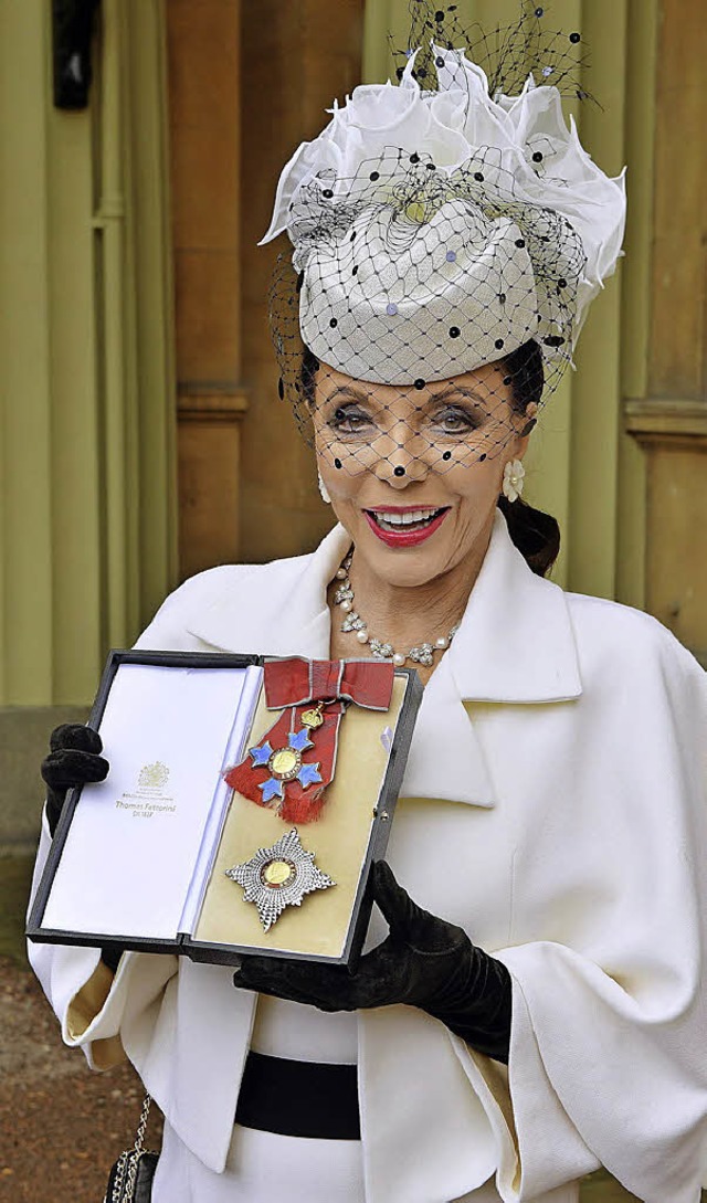Ein Biest wird Dame: Joan Collins mit ihrer Auszeichnung.   | Foto: AFP