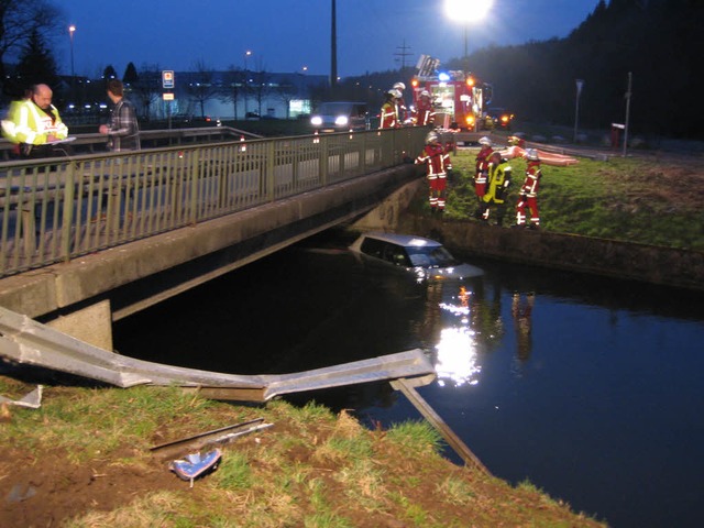 Im Gewerbekanal landete eine 26-jhrige Autofahrerin am Donnerstagabend.  | Foto: Feuerwehr Maulburg 
