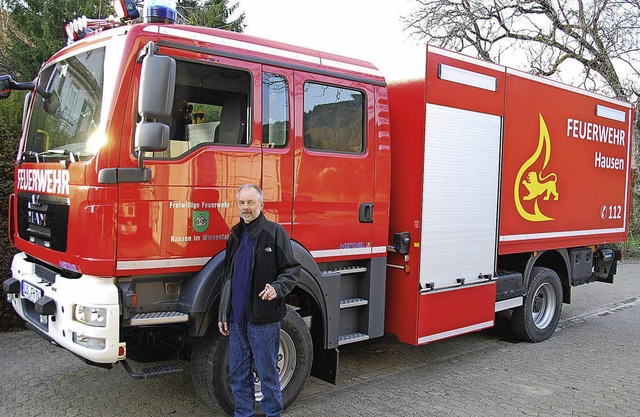 Kommandant Bernd Schneider ist stolz auf das  Feuerwehrfahrzeug GW-L2.   | Foto: E. Steinfelder