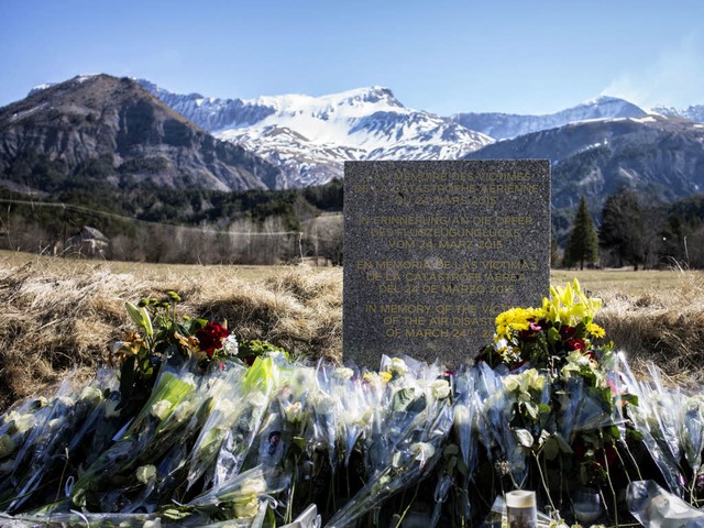 Gedenken an die Absturzopfer des Germa...sseldorf im franzsischen Ort Vernet.  | Foto: AFP