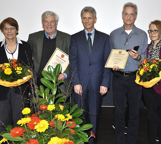 Brgermeister Michael Benitz (Mitte)  ...er Frau) die Brgermedaille der Stadt.  | Foto: Rainer Ruther