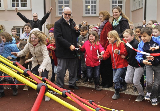 Kaum war das Band durchgeschnitten, gab es kein Halten mehr fr die Kinder.   | Foto: Thilo Bergmann