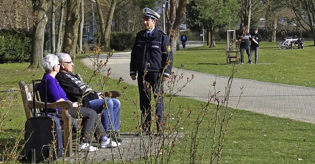 Wie hier im Kurpark bleibt den Polizis...gen oft auch Zeit fr ein Schwtzchen.  | Foto: Polizei