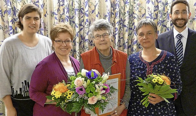 Nach 60-jhriger engagierter Zugehrig...n Karin Karle ( links) verabschiedet.   | Foto: BZ
