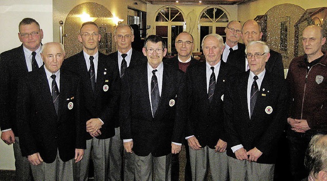 Die Ortsgruppe Elzach des DRK ehrte ve...haftsarzt Bernd Wissler (ganz rechts).  | Foto: Thomas Steimer