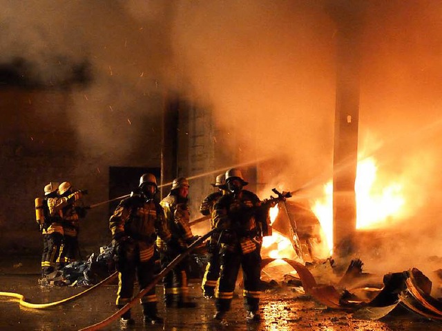 Rund 70 Feuerwehrleute waren im Einsat...en Brand aber schnell unter Kontrolle.  | Foto: Feuerwehr Emmendingen