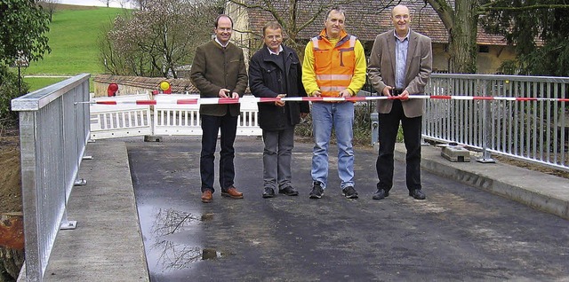 Brckenbauer: Kanderns Brgermeister C...erbrcke bei der Wollbacher Bruckmhle  | Foto: Markus Maier