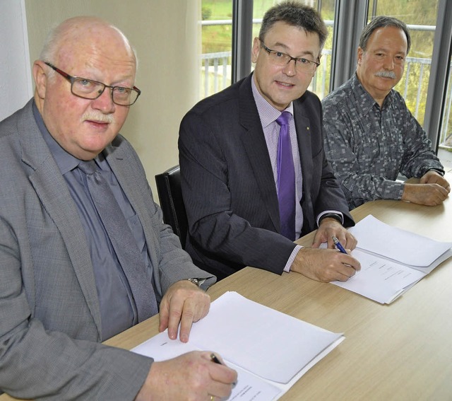 Brgermeister Josef Hgele (links) unt...stellten Geschftsfhrer Walter Hunn.   | Foto: julius steckmeister.