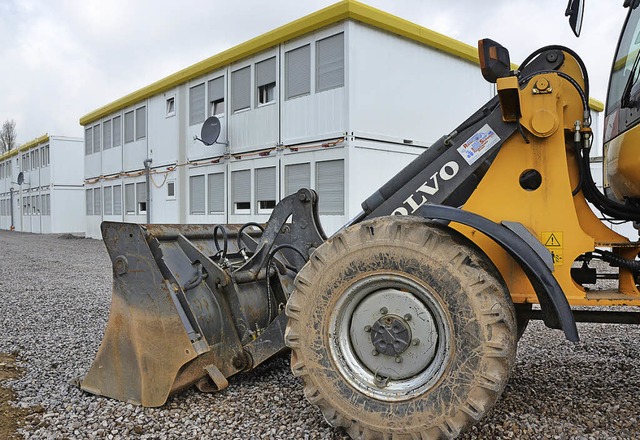 Noch wird im Bad Sckinger Containerdorf gearbeitet.  | Foto: Sina Gesell